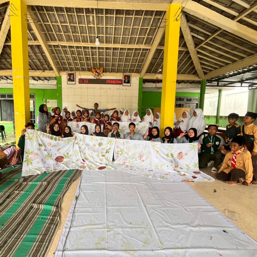 Mahasiswa KKN 13 UNUGIRI Sukses Gelar Program Ecoprint di Desa Sumberharjo